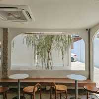 คาเฟ่มินิมอลที่ลำลูกกา  "R HOUSE" 
