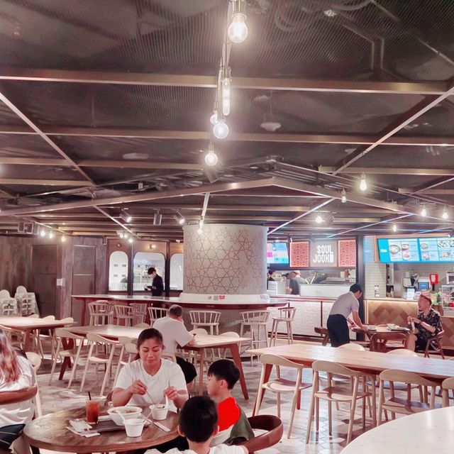 在法國音樂的氛圍中，享受超美味的日本海鮮拉麵！