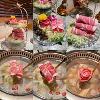 想去特色火鍋店影相打卡📸同時又嘆到高質食材😋推薦華麗打卡火鍋店✨香江花月✨仲有Team Lab波波鏡室，令人好似置身時光隧道咁，夠哂夢幻💗