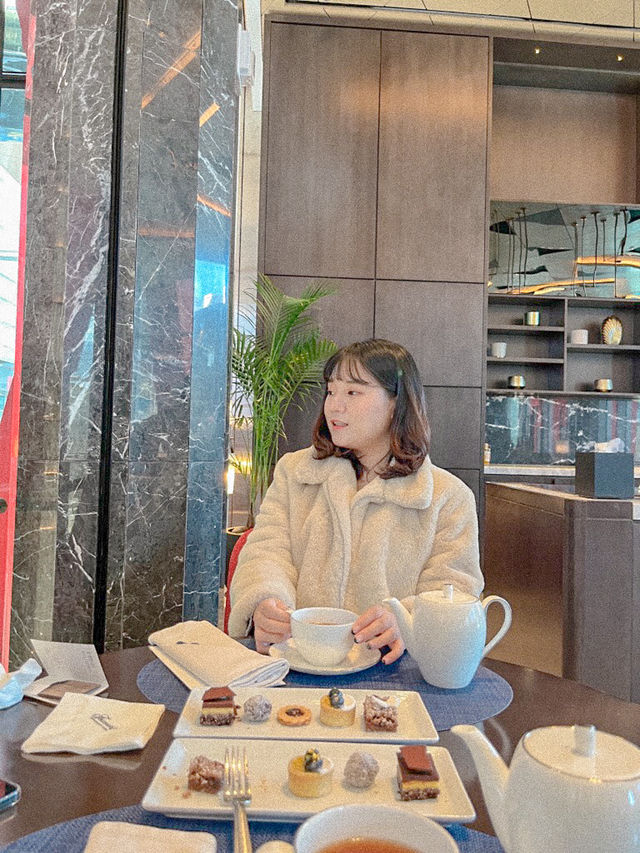럭셔리한 분위기의 호텔 라운지에서 보내는 기념일🍫