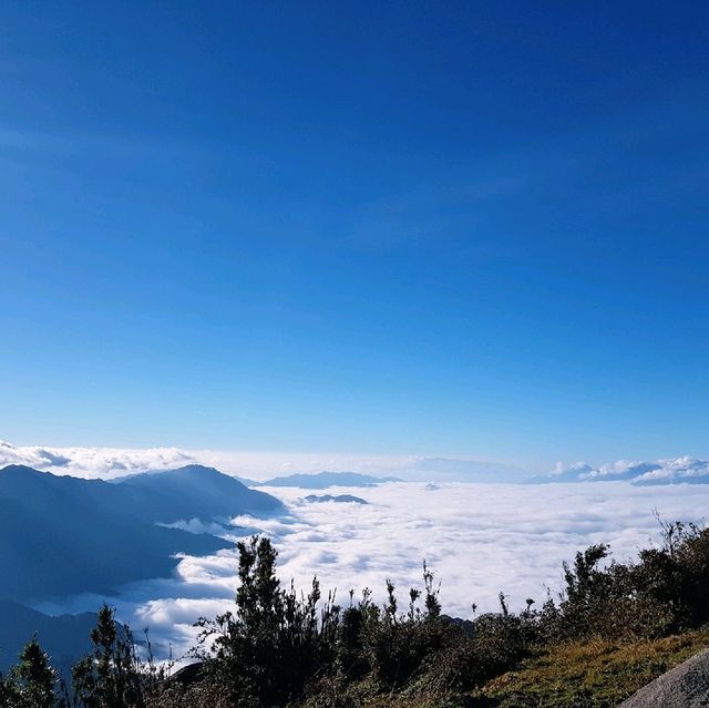Lung Cung - trekking in clouds for beginner
