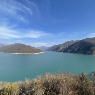 ジンヴァリ湖の美しいパノラマビュー