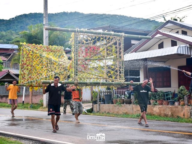 ประเพณีแห่ต้นดอกไม้ บ้านแสงภา อ.นาแห้ว จ.เลย