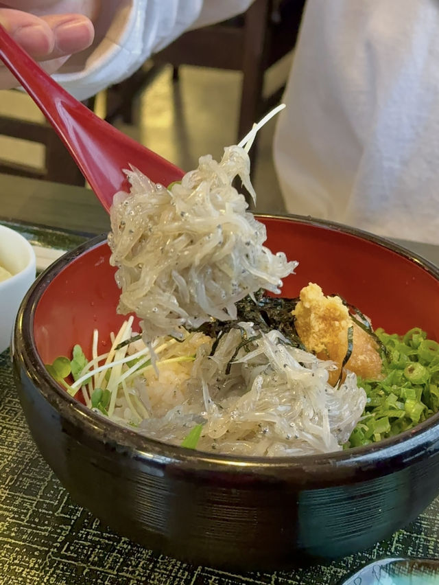 【淡路島】名物玉ねぎつけ麺が食べられる昔ながらの手打ちうどん店