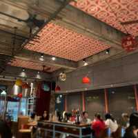 摩登西班牙餐廳，氣氛熱鬧，乳豬很不錯