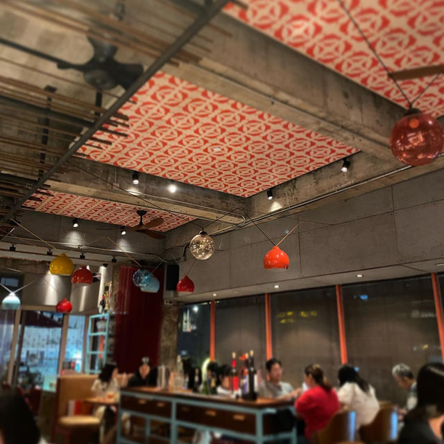 摩登西班牙餐廳，氣氛熱鬧，乳豬很不錯