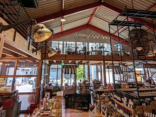 日本大阪-200坪的咖啡葡萄酒專賣店：Takamura Wine & Coffee Roasters
