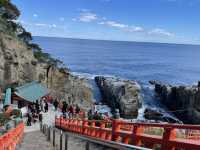 海岸の洞窟に建つ珍しい神社⛩️