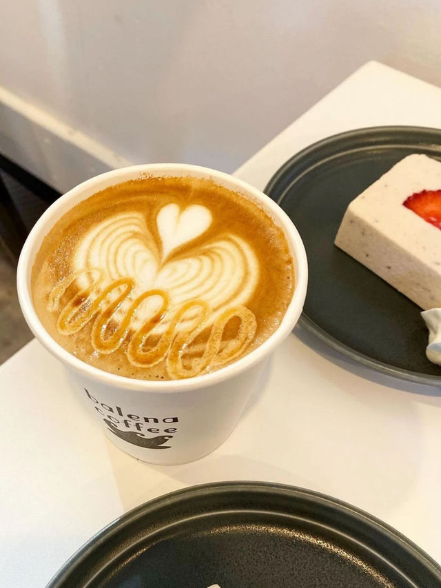 【福岡カフェ】いちごが可愛いレアチーズケーキとラテアートを満喫できるお店