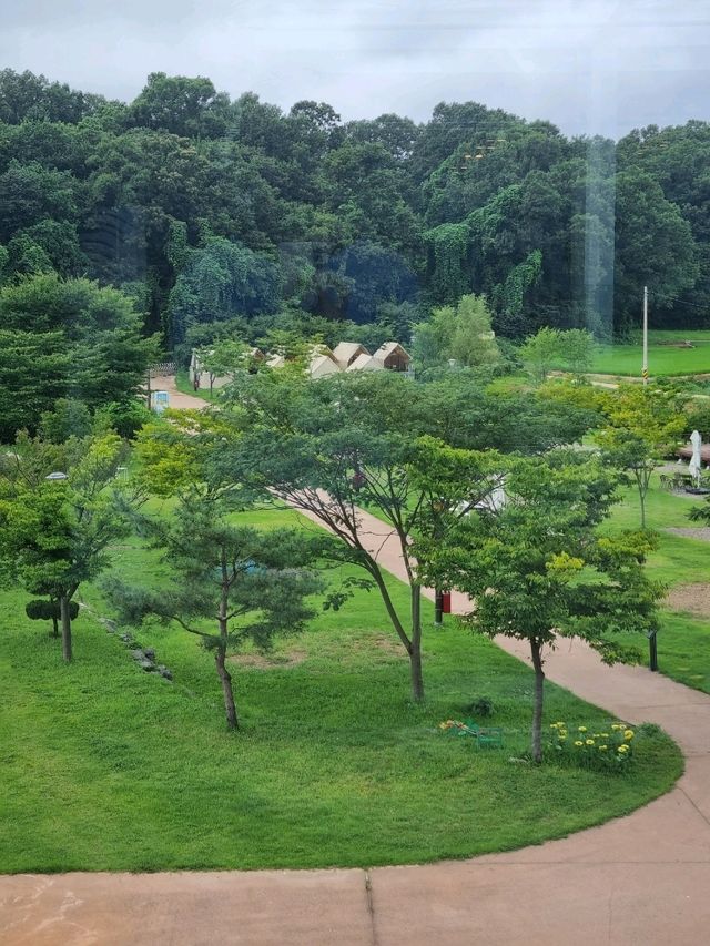 멋진 정원뷰와 미디어아트를 감상 가능한 카페