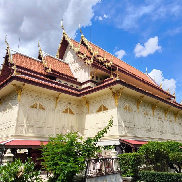 วัดราชาธิวาสวิหาร วัดเก่าแก่กว่า 747 ปี