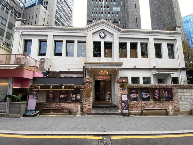 명동에 이렇게 큰 카페가?