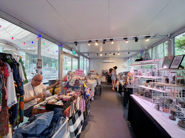 Hawker food and art markets to explore in Singapore!