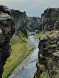 🇮🇸 冰島 峭壁高聳 色彩斑斕 像羽毛般的宏偉峽谷🪶