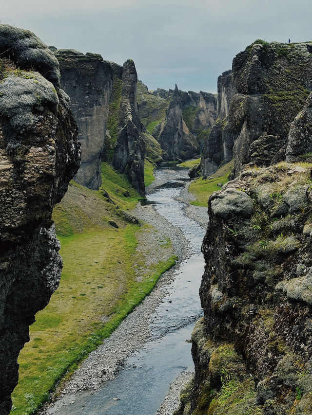 🇮🇸 冰島 峭壁高聳 色彩斑斕 像羽毛般的宏偉峽谷🪶