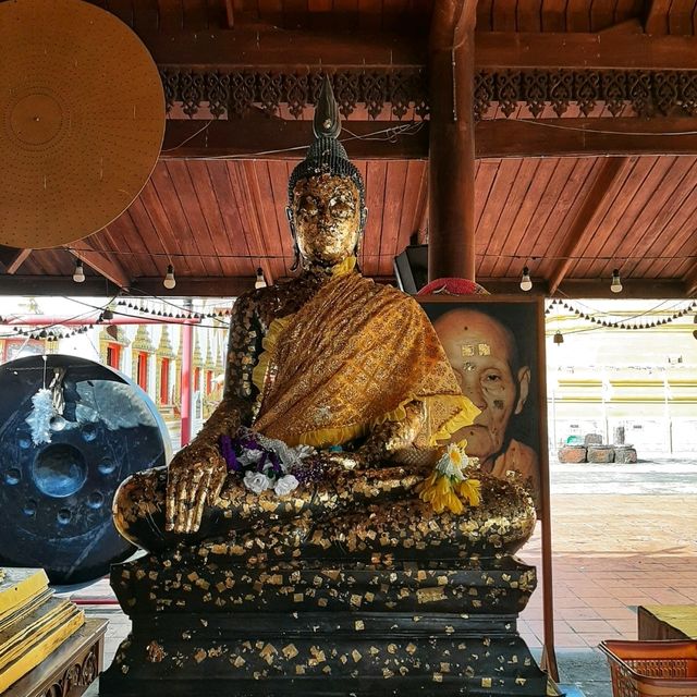 สักการะพระเจดีย์ทรงมอญ ณ เมืองนครชุม