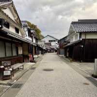 白壁が美しい昔ながらの江戸時代の街並み。