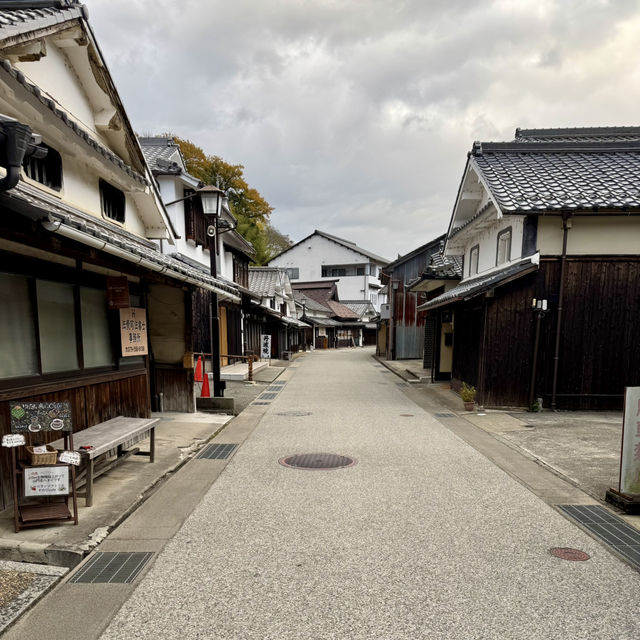 白壁が美しい昔ながらの江戸時代の街並み。
