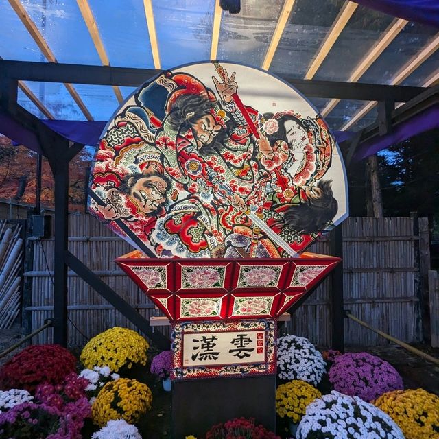 弘前城渡船賞夜楓，燈火楓紅醉是浪漫