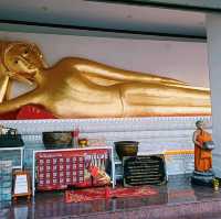 泰國曼谷具有特色的曆史古跡寺廟景點:Wat Pradittharam (Wat Mon)，巨大金色臥佛，適合拍照📸打卡。