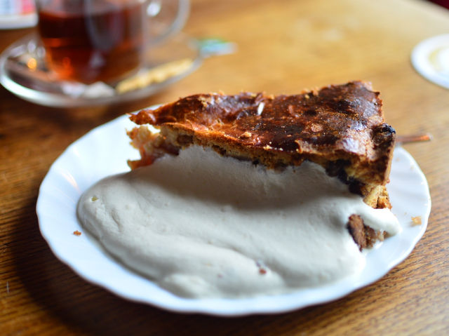 Cozy Vibes and Delicious Apple Pie at The Papeneiland Café🍎