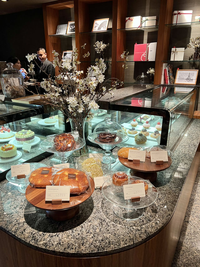 Elegant Sweet Escape at The Peak Lounge, Park Hyatt Tokyo