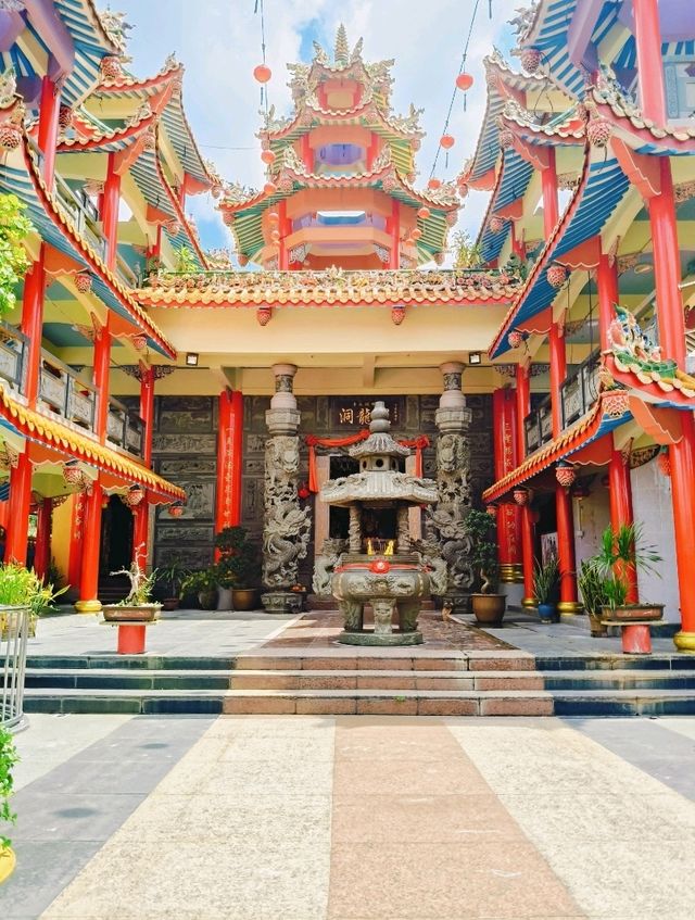 Seek the Dragon's: An Adventurer's Guide to Yong Peng's Cave Temple