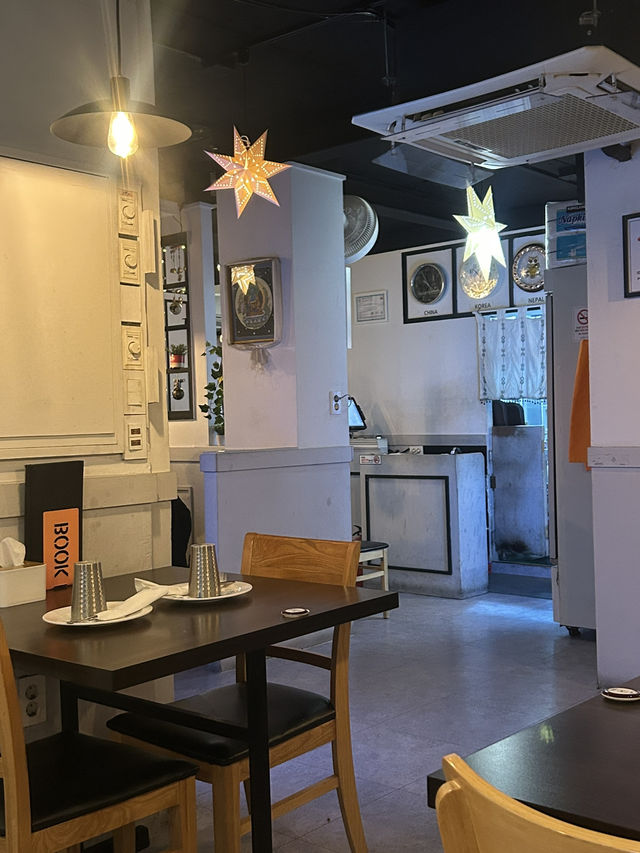 카레와 이색적 분위기까지 매력적인 더 키친 아시아🤍🧡 홍대데이트 코스 추천
