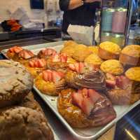 Bake house ทาร์ตไข่ที่เข้าต่อแถวยาวสุดมุมถนน