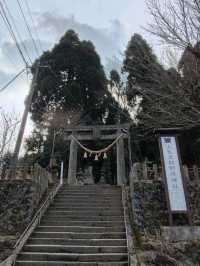 幽靜樹林裡簡樸的上色見熊野座神社