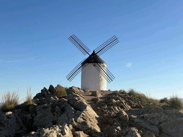 西班牙中部高原上的白色風車小鎮：孔蘇埃格拉 Consuegra