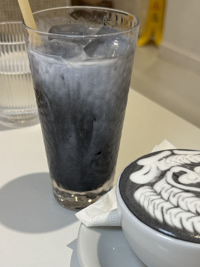 白色主題餐廳的驚喜，拉花品味，藝術嘅結合