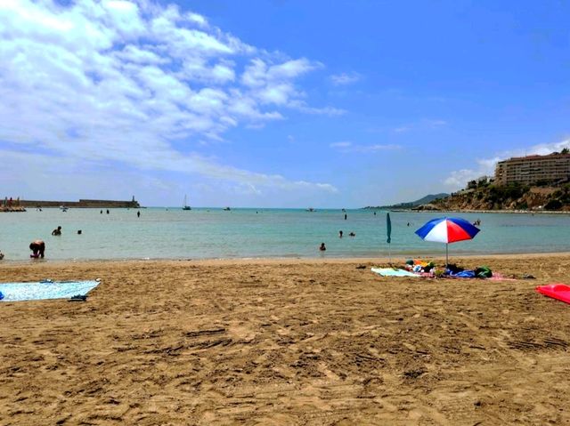 地中海沿岸城市怎可能少了海灘