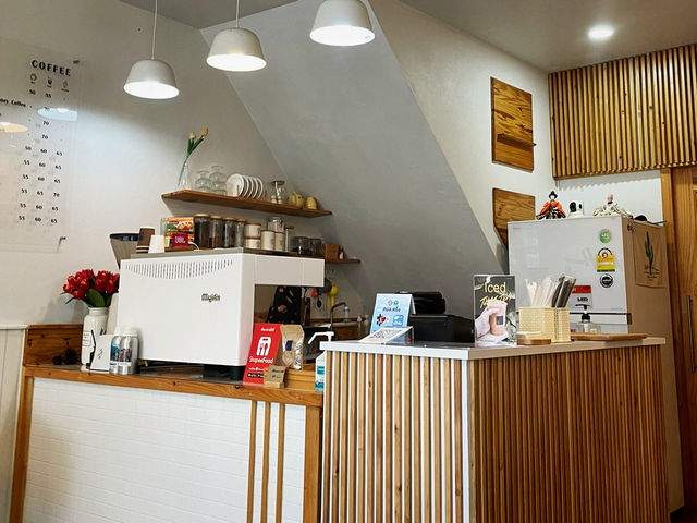 Warm House คาเฟ่หน้าพระธาตุเมืองคอน