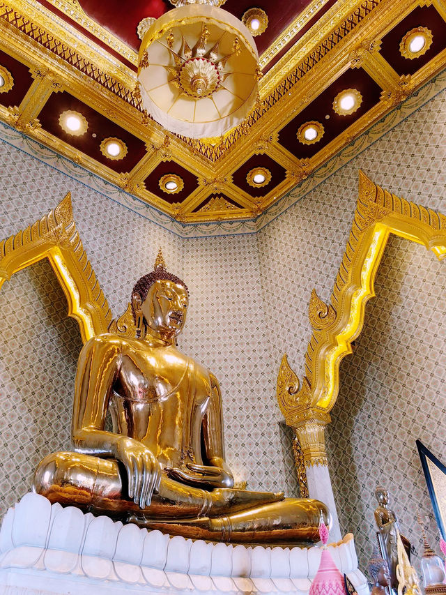 Wat Traimit’s Golden Wonder: A Shrine of Pure Splendor!