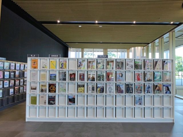 怎麼有一堆白色紙張散落在半空中啊...#臺南圖書館總館- 臺南永康