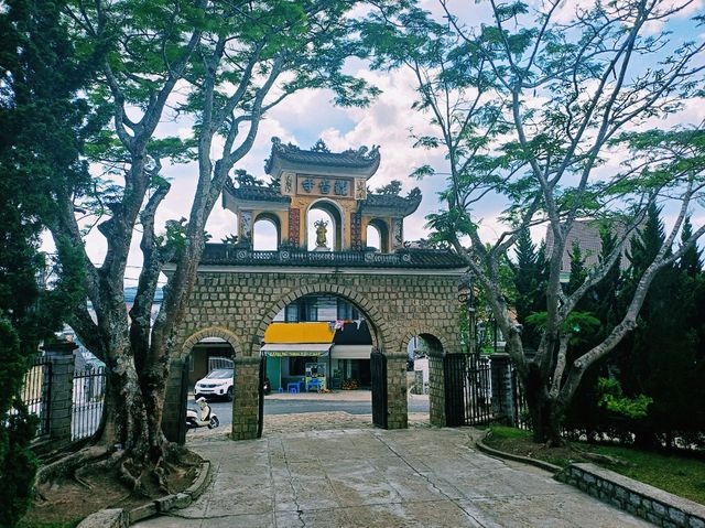 越南大叻市中心著名寺廟景點：觀音廟Hidden Buddhist temple，祈福非常靈驗，適合打卡拍照📸冥想