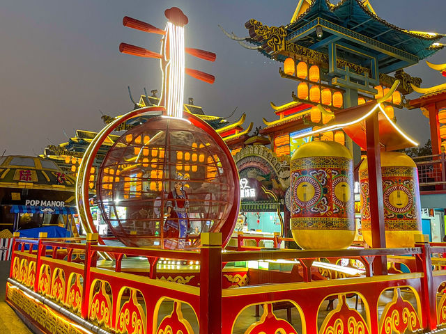 화려한 테마의 야시장 거리..