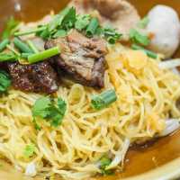 มาราชบุรี ต้องลองก๋วยเตี๋ยวน้ำแดง