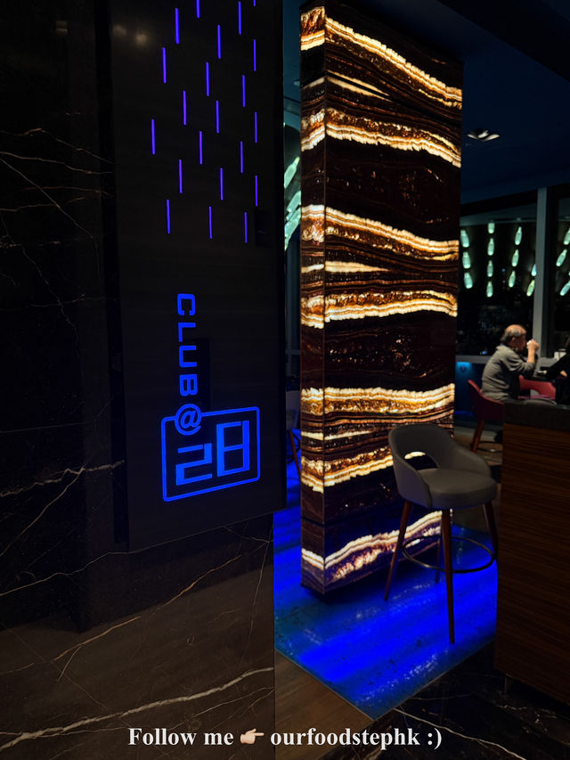 ☞ 頂樓泳池旁的Bar！夜景+美食+調酒三重享受！