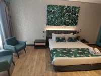 “Urban Vibes & Cultural Comfort: Deluxe King Escape at TROVE JB”