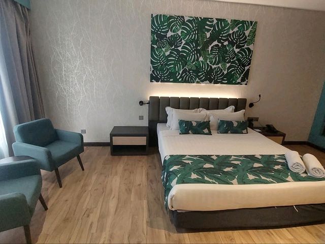 “Urban Vibes & Cultural Comfort: Deluxe King Escape at TROVE JB”