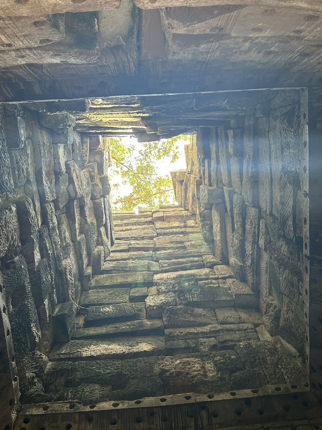 「クメールの微笑み」が見守る、壮大な都城遺跡