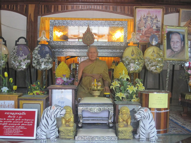Wat Bang Phra วัดบางพระ (หลวงพ่อเปิ่น)