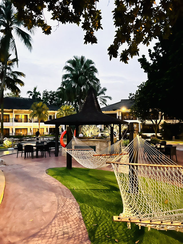 Chillax Pool Bar: Oasis Vibes and Poolside Sips at Cyberview Resort