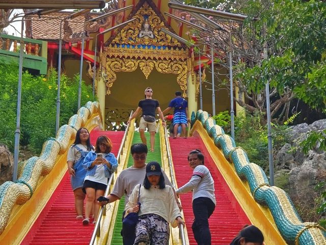 วัดถ้ำเสือ โดดเด่นด้วยพระพุทธรูปปางประทานพรใหญ่