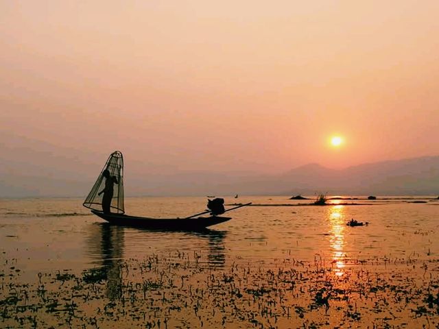 The Art of One-Leg Rowing: A Timeless Tradition of Inle Lake