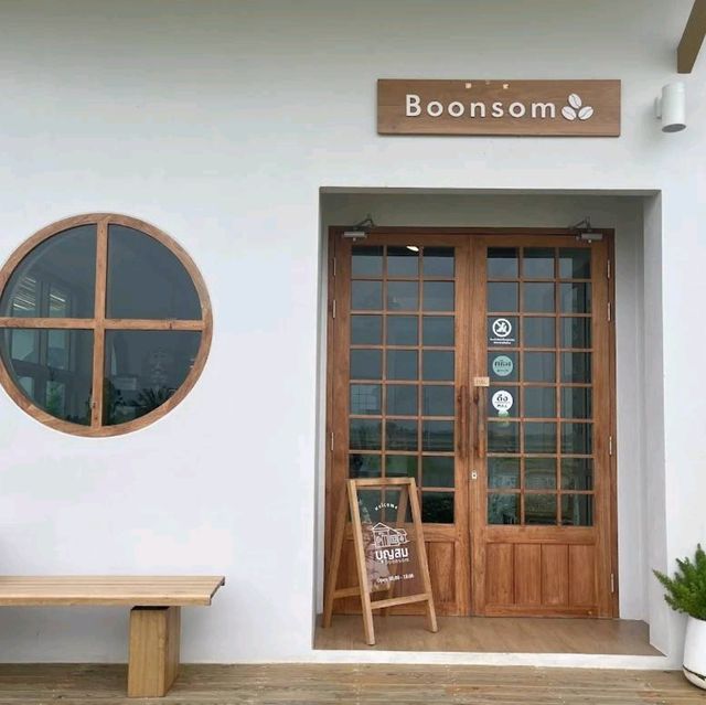Boonsom คาเฟ่ คาเฟ่ลับกลางทุ่งนา
