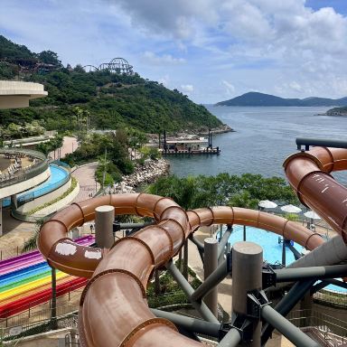香港海洋公園水上樂園| 尖叫與清涼並存的夏日天堂！🌊🎢｜Trip.com 香港