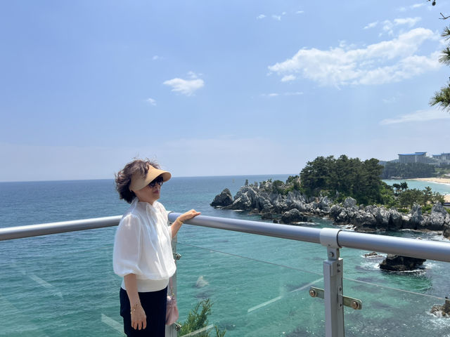 추암 해변 바위들과 바다